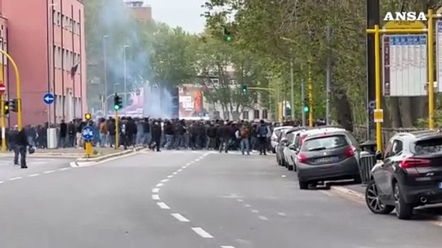 Derby Lazio-Roma, scontri tra ultras laziali e polizia a Ponte Milvio