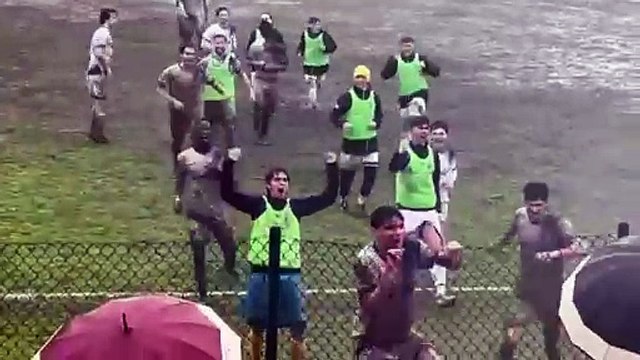Calcio, Piombino salvo all?ultimo respiro: la festa dopo la vittoria nel fango