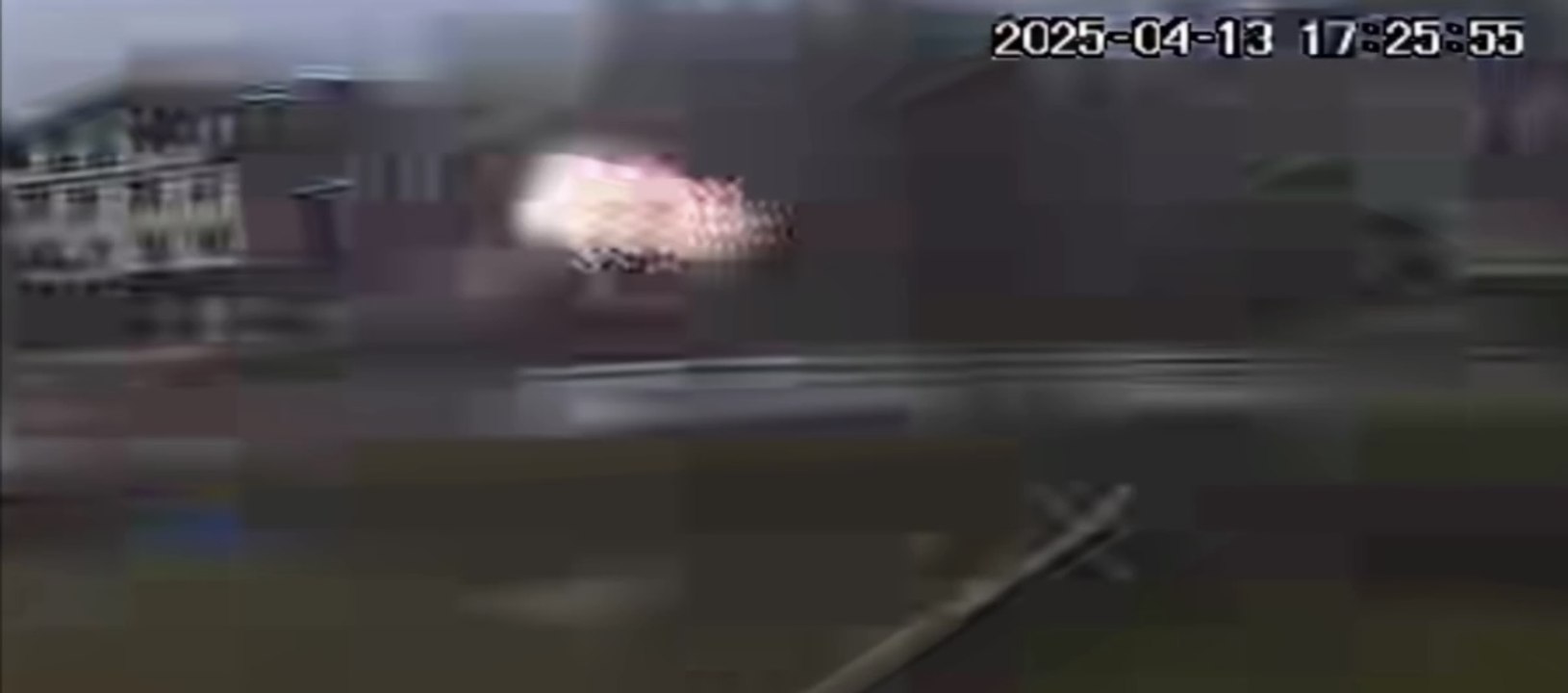 Ağaca yıldırım düştüğü o anlar kameraya yansıdı