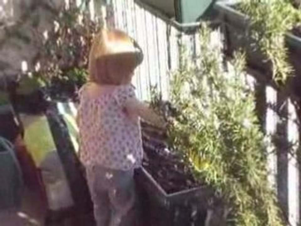 Margot et son arrosoir à radis