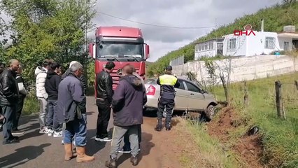 Kazada yan yatan otomobilde mahsur kalan 2 arkadaş o anları görüntüledi