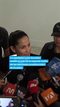 Luisa González emite su voto en las elecciones de Ecuador