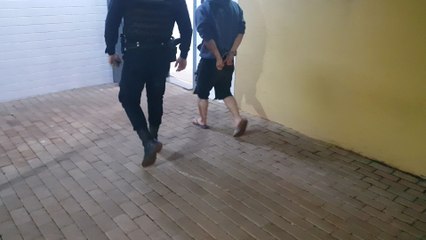 Após discussão de casal, mulher sai de casa e homem queima roupas dela