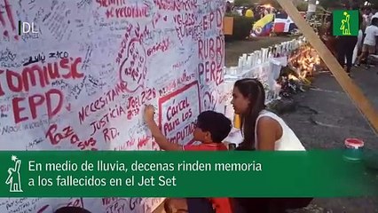En medio de lluvia, decenas rinden memoria a los fallecidos en el Jet Set