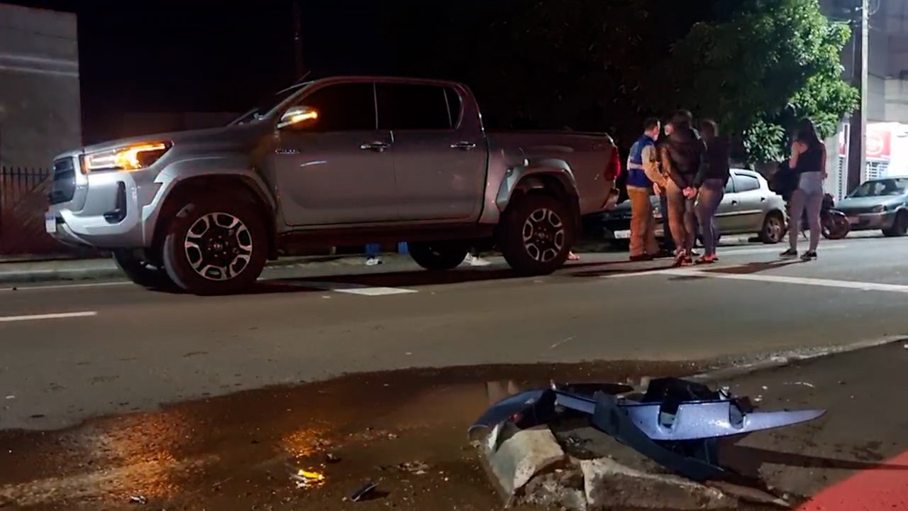 Rapaz fica ferido ao bater moto contra caminhonete na Av. Carlos Gomes