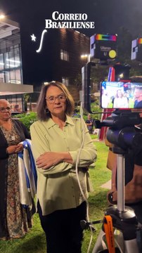 Damares chega a hospital para prestar solidariedade a Bolsonaro