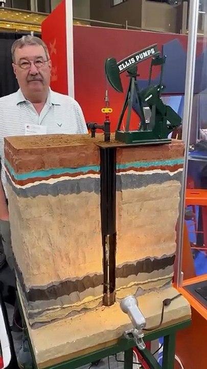 Maqueta a escala revela el proceso de extracción petrolera terrestre