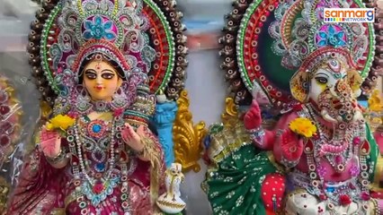 कुम्हारटोली में पहला बैशाख के लिए गणेश-लक्ष्मी की प्रतिमा की खरीदारी करते लोग