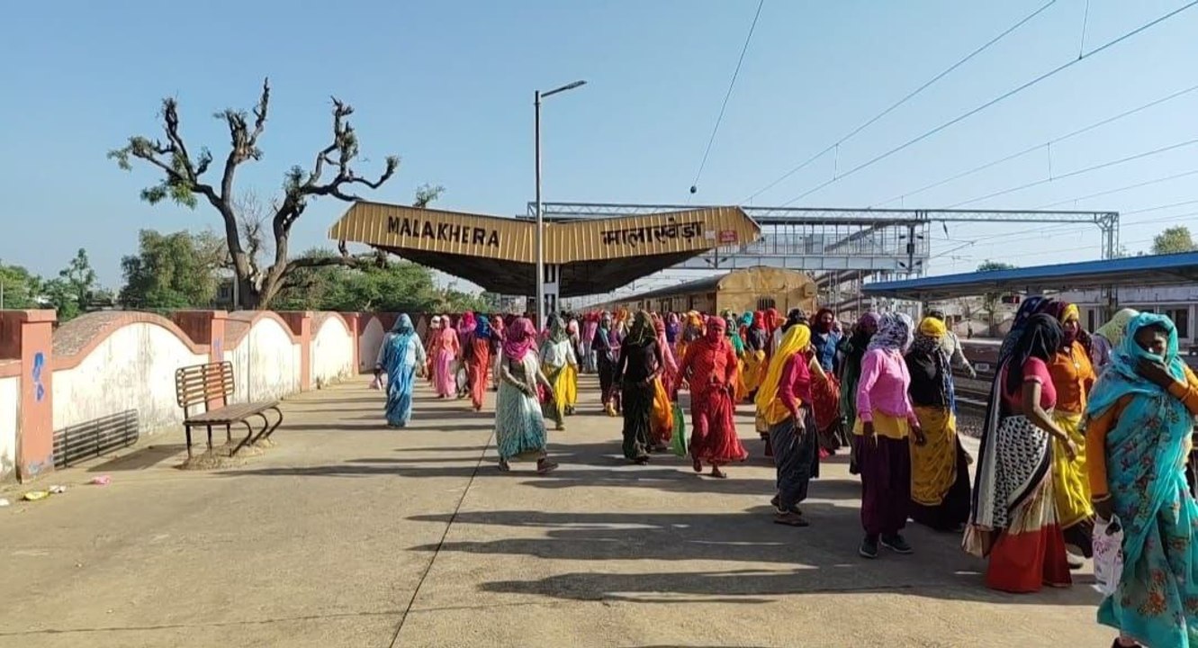 VIDEO: मालाखेड़ा रेलवे स्टेशन पर हजारों की संख्या में पहुंच रहे फसल कटाई के लिए मजदूर