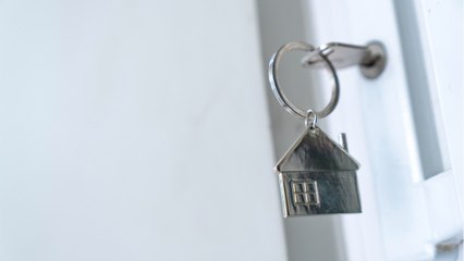 Airbnb : face à l'interdiction des boîtes à clés, les loueurs ne manquent pas de solutions de rechange