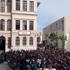 Vefa Lisesi öğrencileri oturma eylemi yaptı