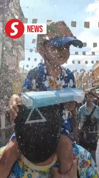 Bangkok celebrates Thai New Year with Songkran splash
