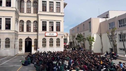 Vefa Lisesi öğrencileri oturma eylemi başlattı