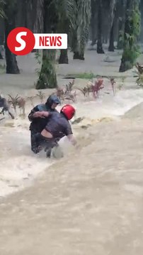Floodwaters sweep motorcyclist off bike in Kota Tinggi, rider narrowly escapes
