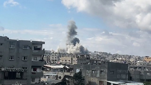 أعمدة دخانية تتصاعد من غزة عقب قصف جوي إسرائيلي