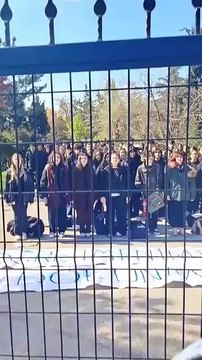 Nermin Mehmet Çekiç Anadolu Lisesi öğrencileri de öğretmenleri için eylem yaptı. Gençler, İstiklal Marşını okudu.