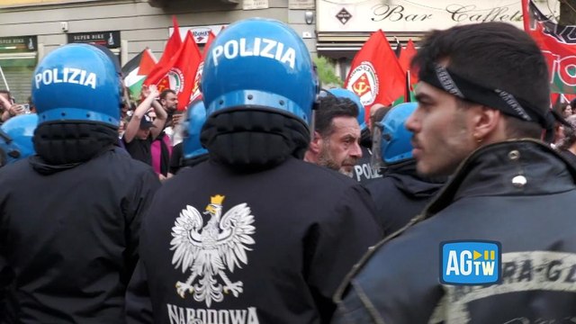 Un agente di polizia con la giacca dell'estrema destra polacca durante gli scontri al corteo per la Palestina a Milano