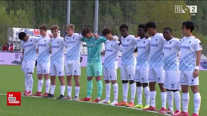 Belçika'da babasını kaybeden genç kaleciyi rakip takım taraftarları teselli etti