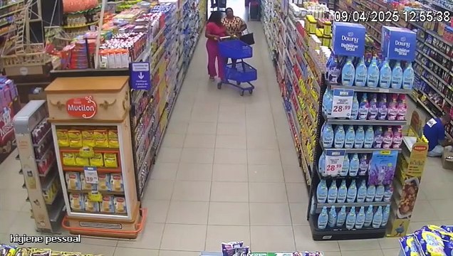 Mulheres flagradas furtando supermercado