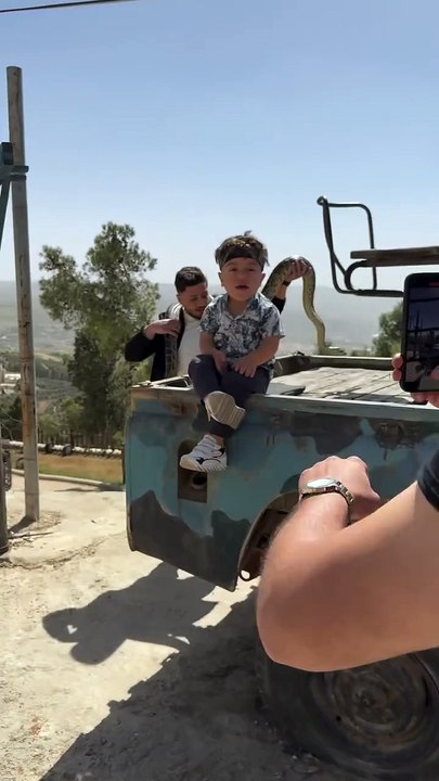 Snake 🐍 prank🤣😂😂😅 baby 👶 🤣