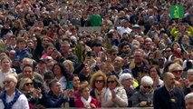 El papa, sin asistencia de oxígeno, saluda a los fieles en San Pedro por Semana Santa