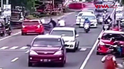 Diduga Sengaja Tabrak Pemotor, Pria Lalu Pergi Begitu Saja