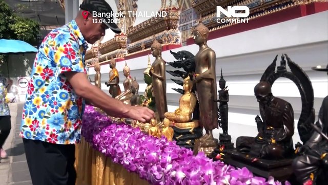 En Thaïlande, les statues bouddhistes aspergées d'eau pour le festival du Nouvel An Songkran