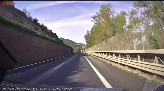 Furgone in contromano sulla A18 Catania - Messina