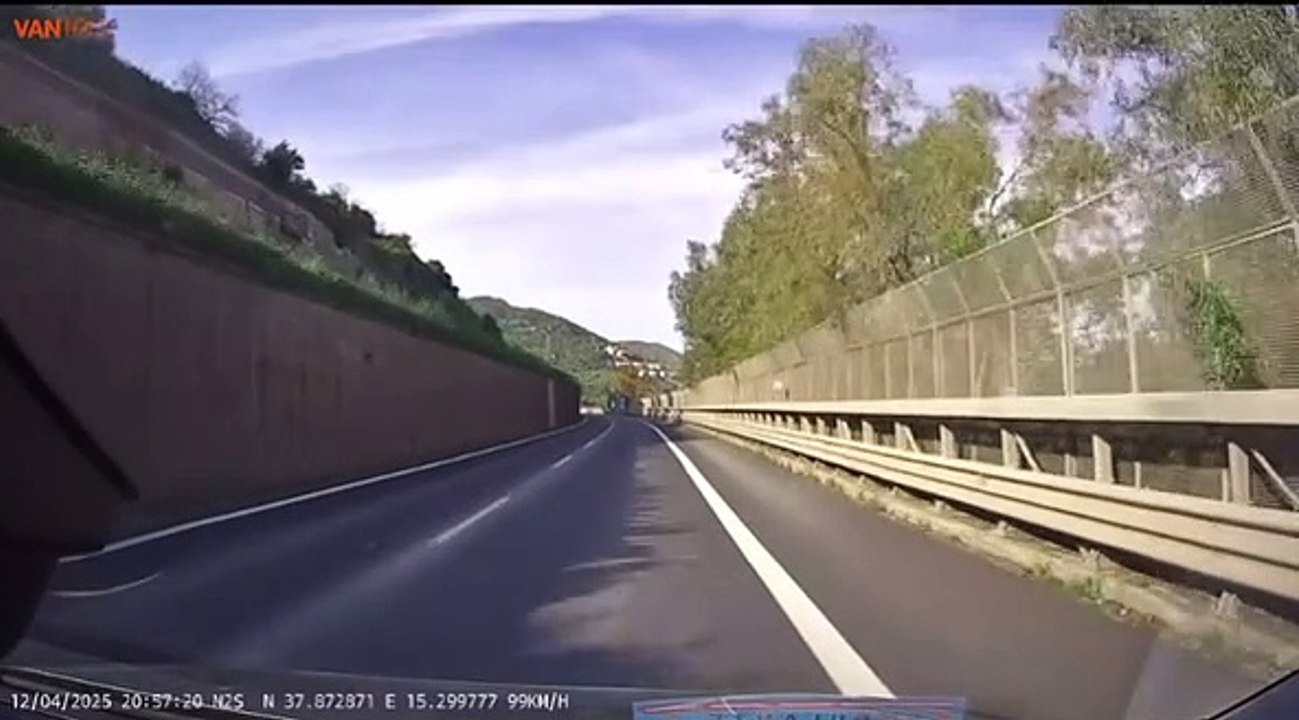 Furgone in contromano sulla A18 Catania - Messina