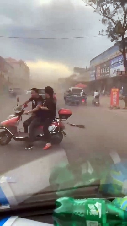 VIDEO: Fuertes vientos desatan el caos en China, las imágenes causaron temor