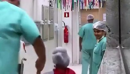 Médico mineiro que leva crianças 'voando' para cirurgia é premiado