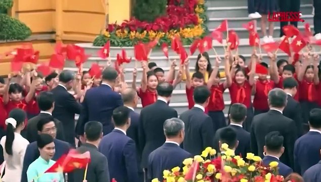 Vietnam, la cerimonia di benvenuto per Xi Jinping