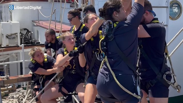 La Princesa Leonor de maniobras y como una más dentro del buque Elcano