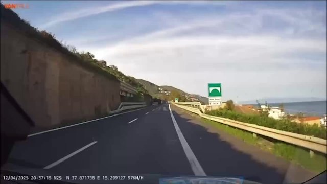 Furgone in contromano sulla A18 Catania - Messina