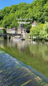 Le Périgord, un joyau au cœur de la France ! ✨🌿🏰Entre villages médiévaux, châteaux majestueux et paysages verdoyants, cette région regorge de trésors à découvrir.©️ Crédit : @voila.villasfrance👉🏻 Abonne-toi au Petit Mauda pour plus d'inspiration ! 🌳