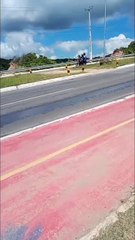 Caminhão derrama óleo na pista na Avenida Rota do Mar, em Maceió