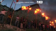 Aldeia de Caxemira acende tochas em festival de 700 anos
