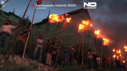 Un villaggio del Kashmir accende le fiaccole in un festival antico 700 anni