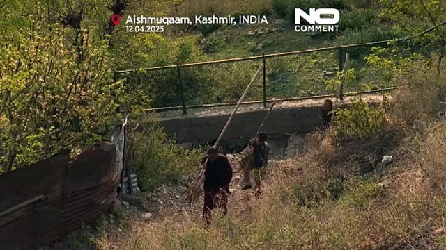 Pochodnie rozświetlają wieś w Kaszmirze podczas 700-letniego festiwalu