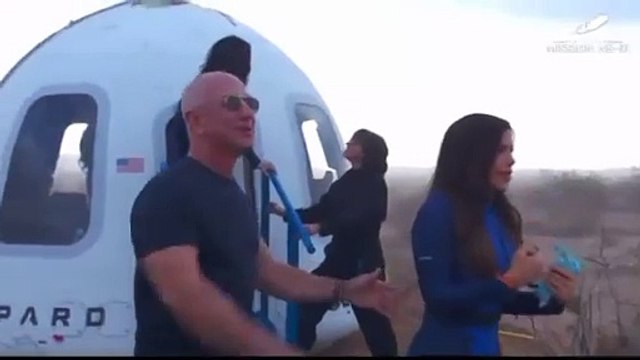 Após voo da Blue Origin, Katy Perry beijou o chão. Veja o momento