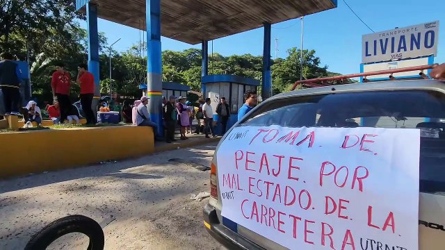 Toma Pacífica del peaje del km 22 carretera antigua Cochabamba zona de La Guardia. Exigen el mantenimiento de la carretera que se encuentra totalmente deteriorada.