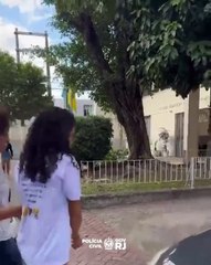 Vídeo: Suspeita envolvida com tráfico de drogas é presa durante enterro do companheiro