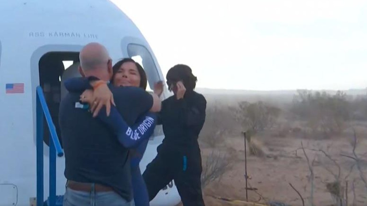 Lauren Sanchez, Jeff Bezos e l'abbraccio libera...