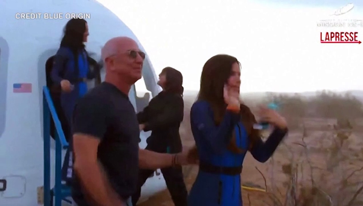 Blue Origin, il rientro dell'equipaggio dopo il volo spaziale tutto al femminile