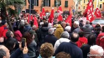 A Genova centinaia in piazza dopo l'aggressione al sindacalista