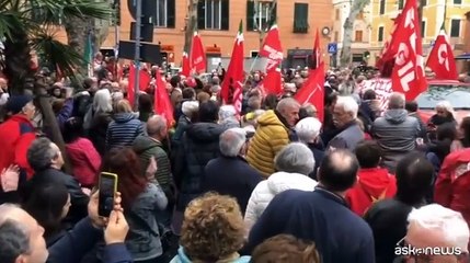 A Genova centinaia in piazza dopo l'aggressione al sindacalista