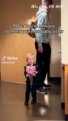 Menino viraliza no TikTok ao visitar irmã recém-nascida de forma inusitada