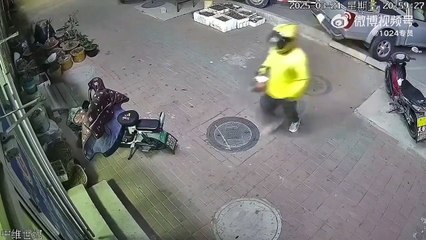 Un livreur fait une entrée fracassante