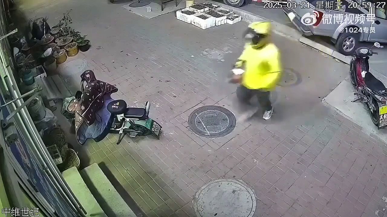 Un livreur fait une entrée fracassante