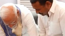 PM Modi ने इस शख्स को क्यों पहनाए जूते?